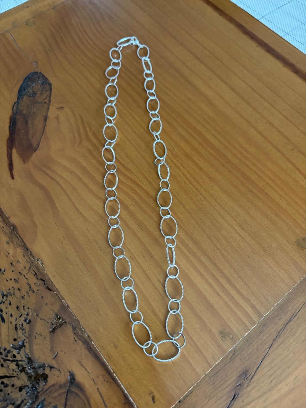 LIKE NEW! Women's Silver Plated Loop Link Necklace